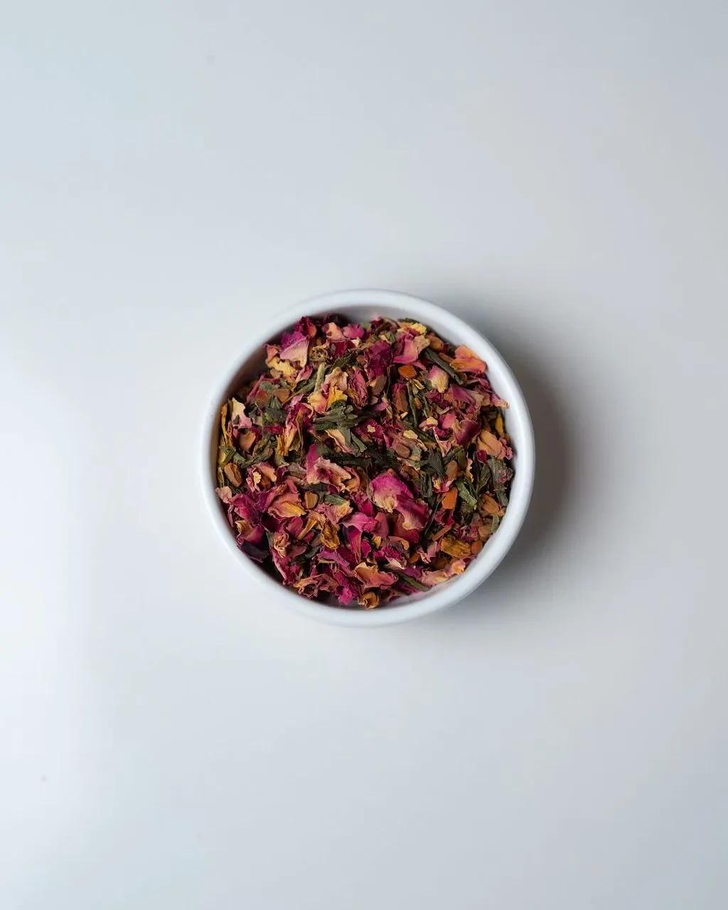 Baked Apple Spice loose-leaf tea in a white bowl.